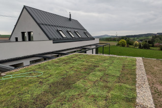 Realizace zelené střechy z rozchodníku